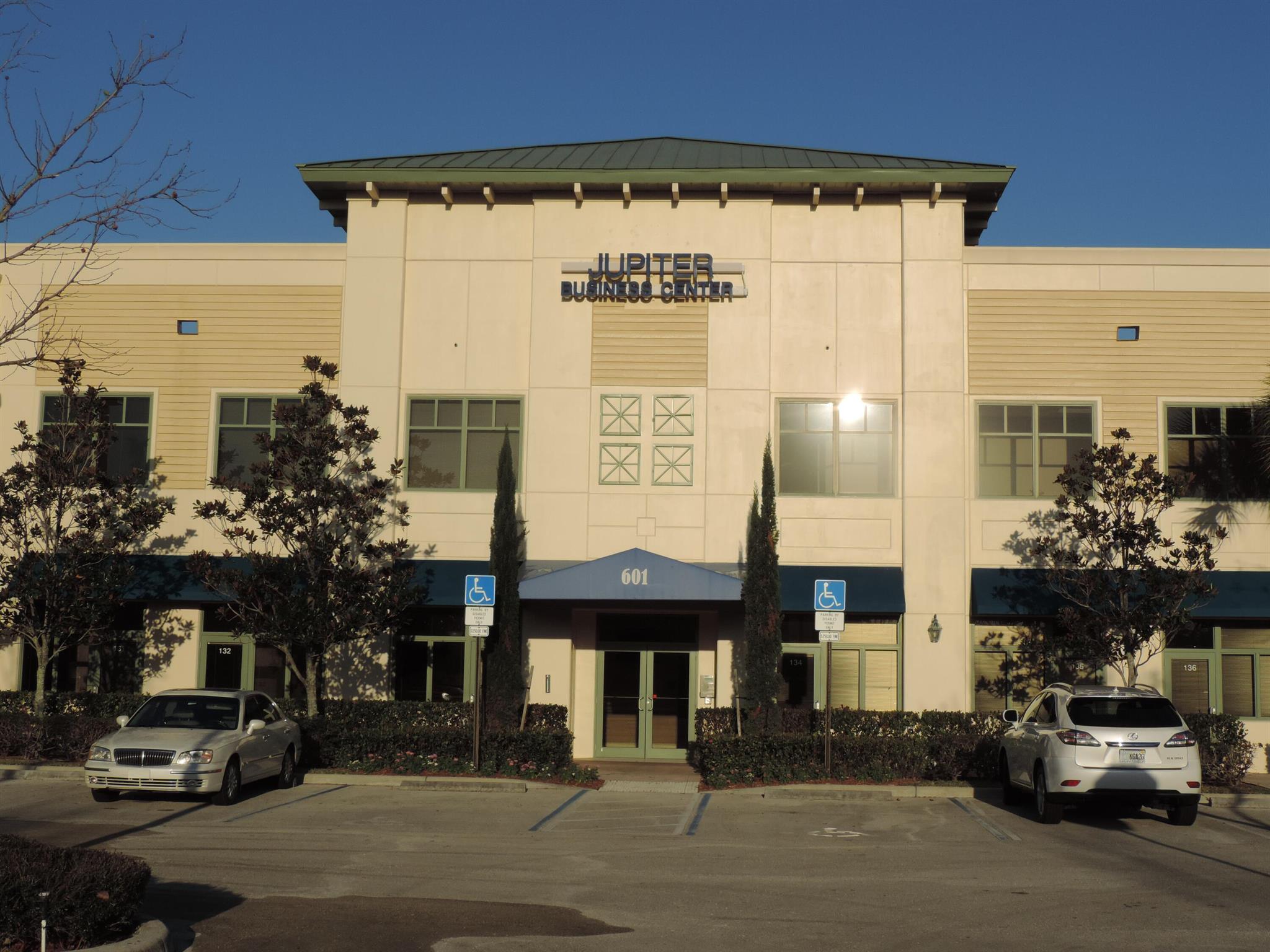 Jupiter Business Center provides a professional environment that enables you to meet with clients and colleagues at a prestigious Jupiter address, located in the heart of the live, work, and play center of Abacoa. Jupiter Business Center offers turn-key administrative outsourcing by unlocking access to services such as a reception, technology and telecom, and meeting and conference rooms. We offer friendly, comfortable community shared areas in our kitchen and break room spaces. Our quiet secure office suites can be leased fully furnished and services can be purchased al la carte or may be included in your rent.