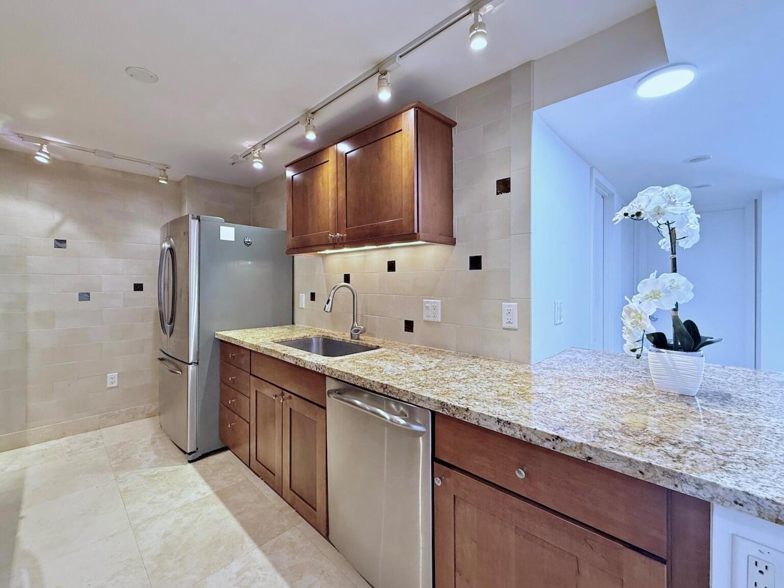 BARCLAY CONDO - Residential