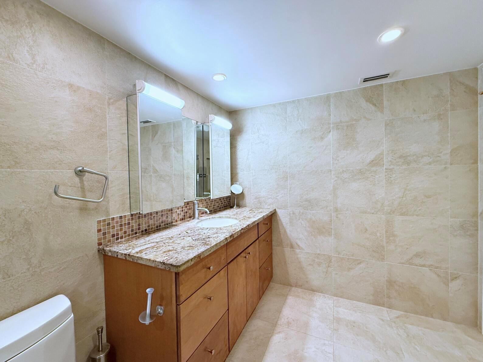 BARCLAY CONDO - Residential