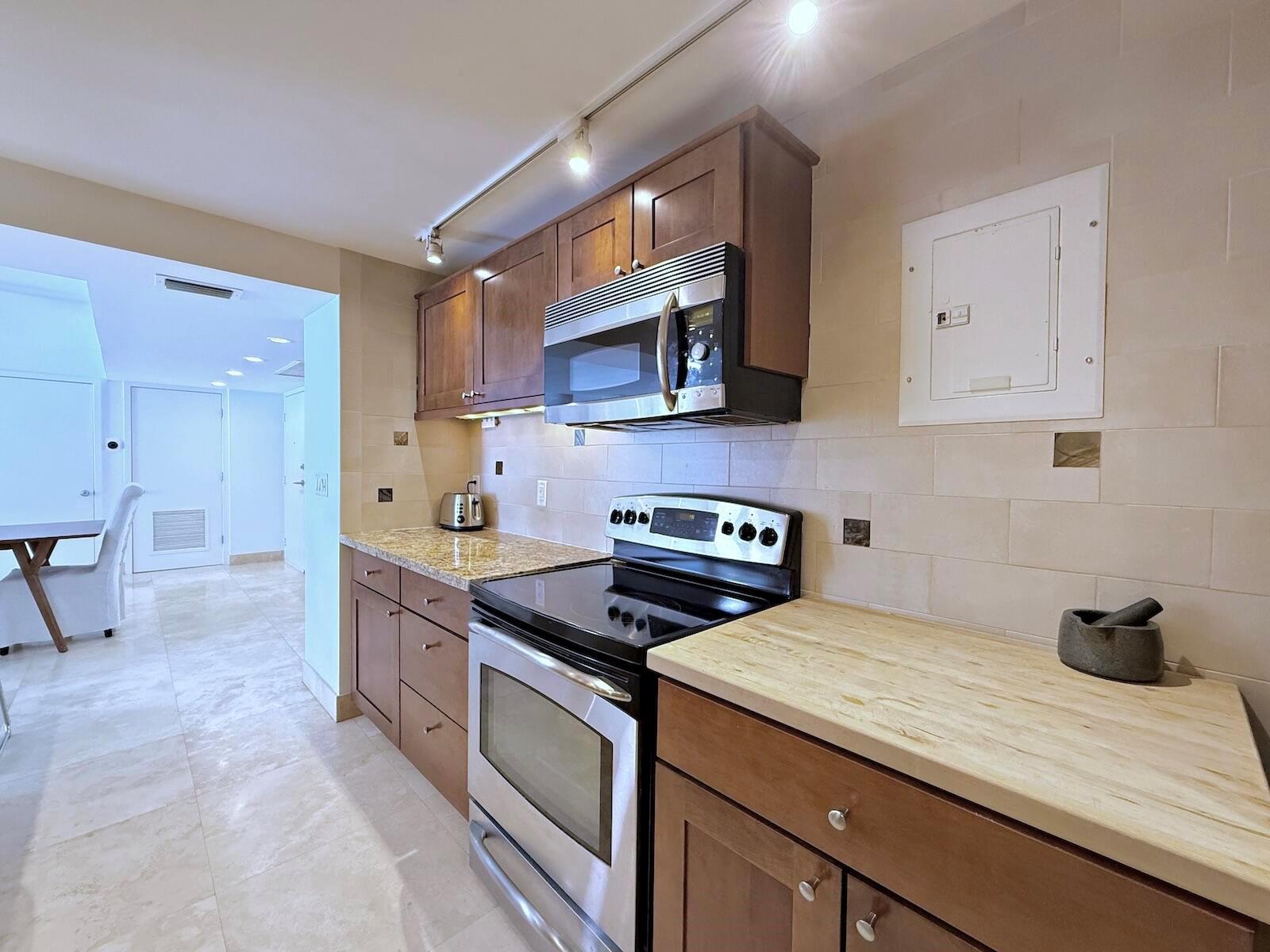 BARCLAY CONDO - Residential