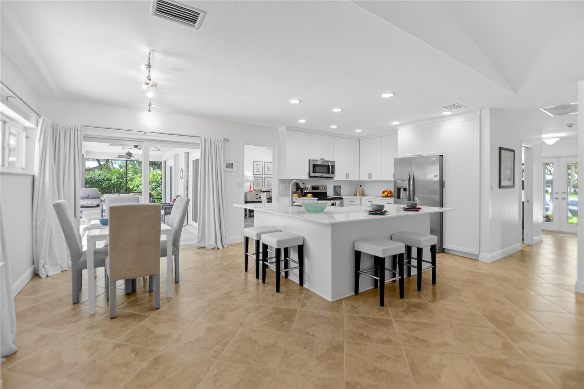 250 WOODLAKE Ln