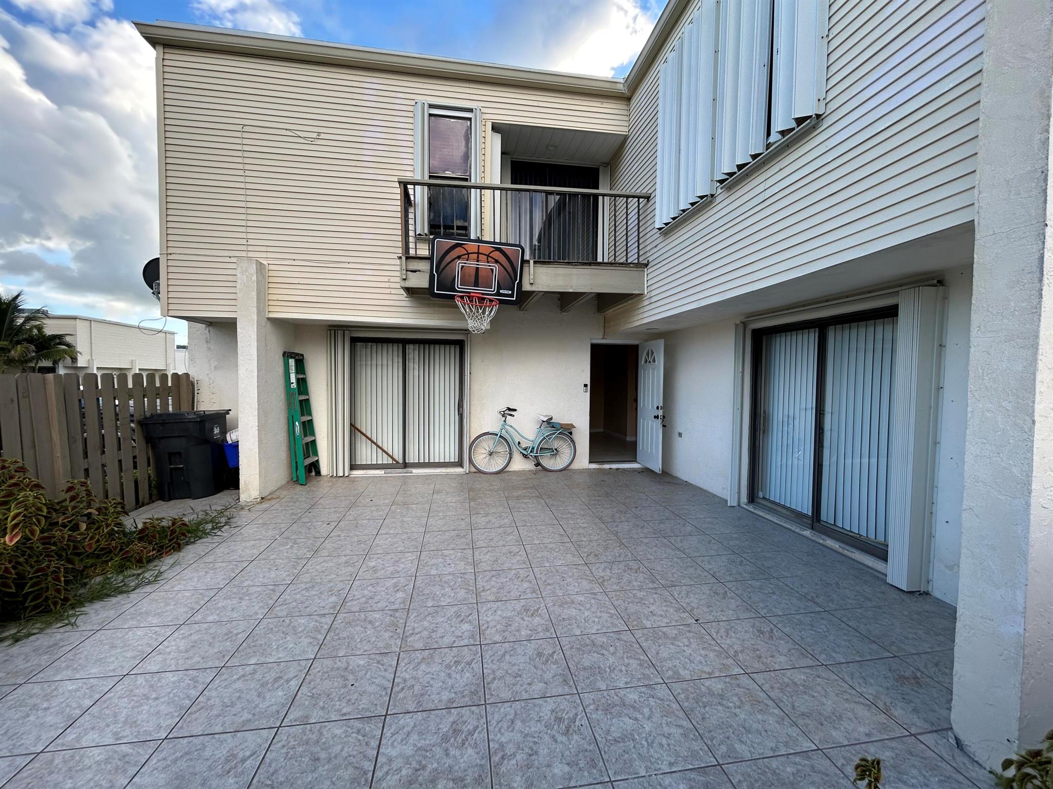 FRENCH QUARTER 3 - Residential Lease