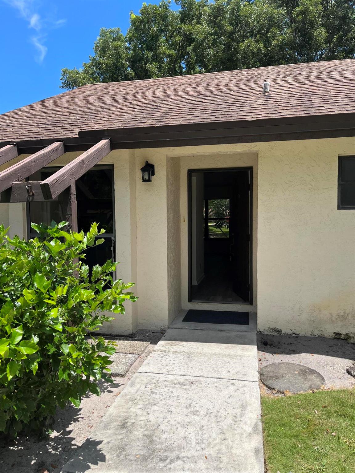 Freshly fully painted and new waterproof laminate floor, new vanity and faucet, new toilet, this condo is in a very attractive and nice gated community with a lot of amenities (pool, tennis courts, clubhouse, bbc area, etc...). Ideally located next to restaurants, Boynton Beach mall, Super Walmart, Publix, I95, PB airport.