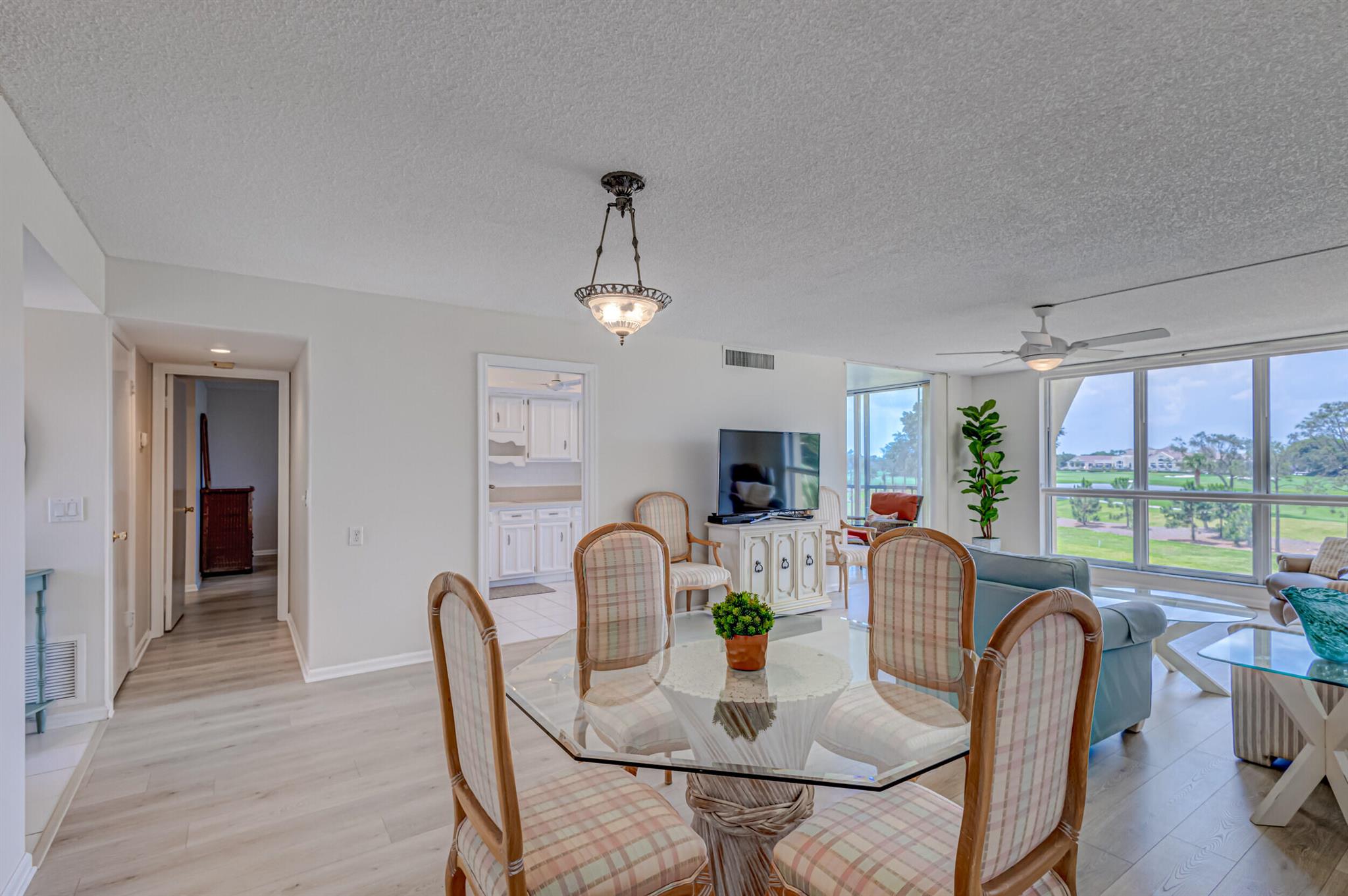 5390 Woodland Lakes Drive 305, Palm Beach Gardens, FL, 33418/$285,000 4 5390 Woodland Lakes Drive 305