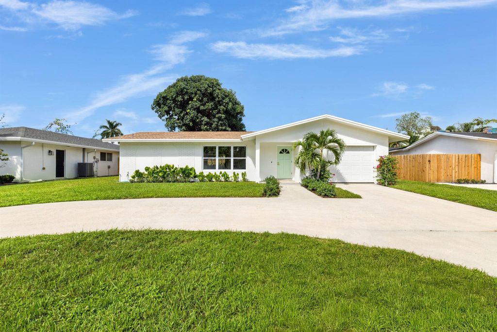 Photo of 9733 Daffodil Circle S, Palm Beach Gardens, FL 33410 (MLS # R11127396)