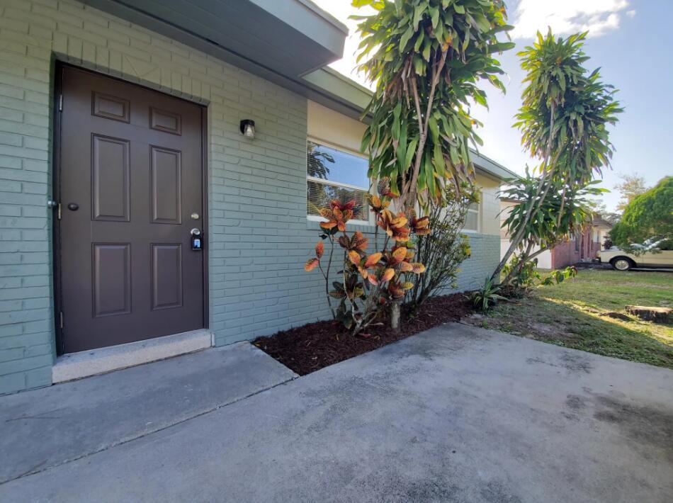 This charming 2-bedroom, 1-bathroom duplex features an open living space, modern kitchen, comfortable bedrooms, and a large yard perfect for relaxing or entertaining. Conveniently located, it is just minutes from downtown, beaches, parks, and shopping, with easy access to I-95 and US-1