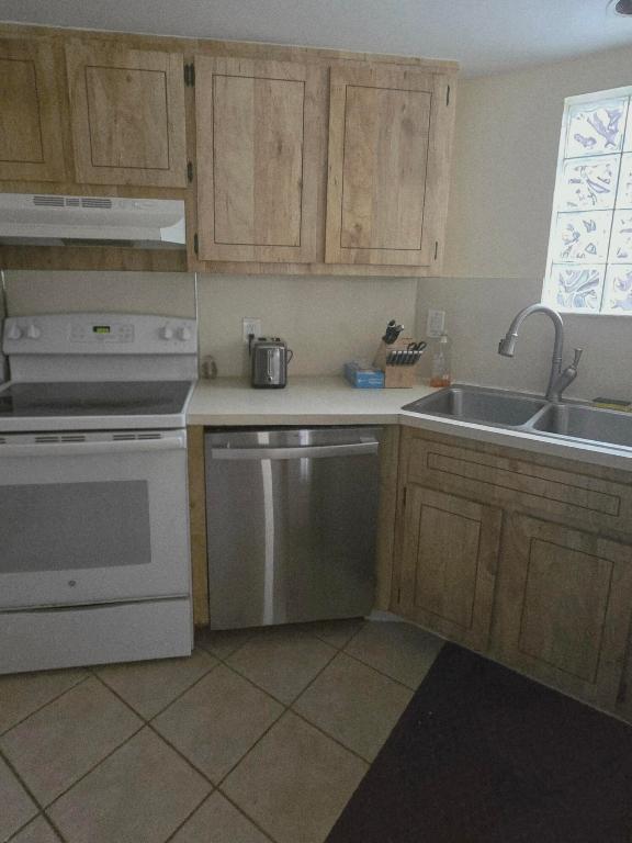 WEYBRIDGE TOWNHOMES PH I - Residential