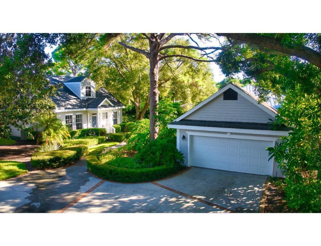 Photo of 812 Carolina Circle SW, Vero Beach, FL 32962 (MLS # R11130310)