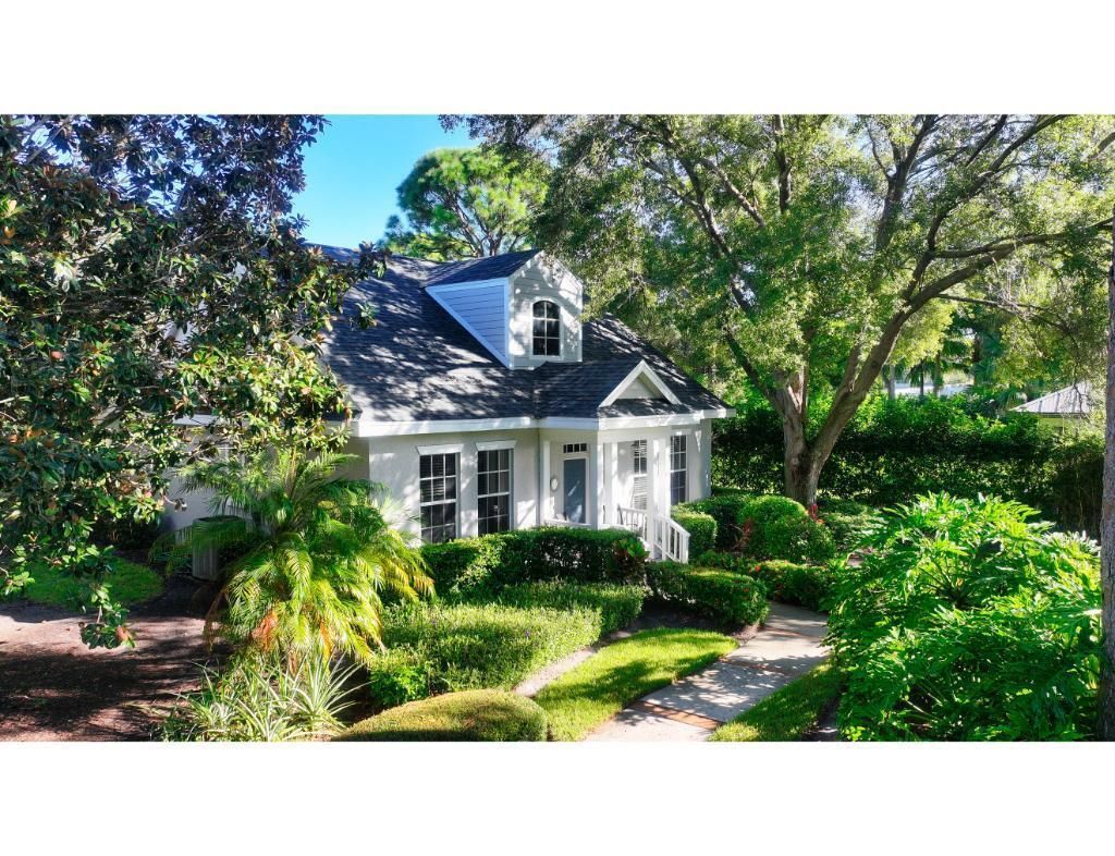 Photo of 812 Carolina Circle SW, Vero Beach, FL 32962 (MLS # R11130310)