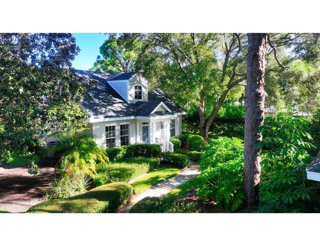 Photo of 812 Carolina Circle SW, Vero Beach, FL 32962 (MLS # R11130310)