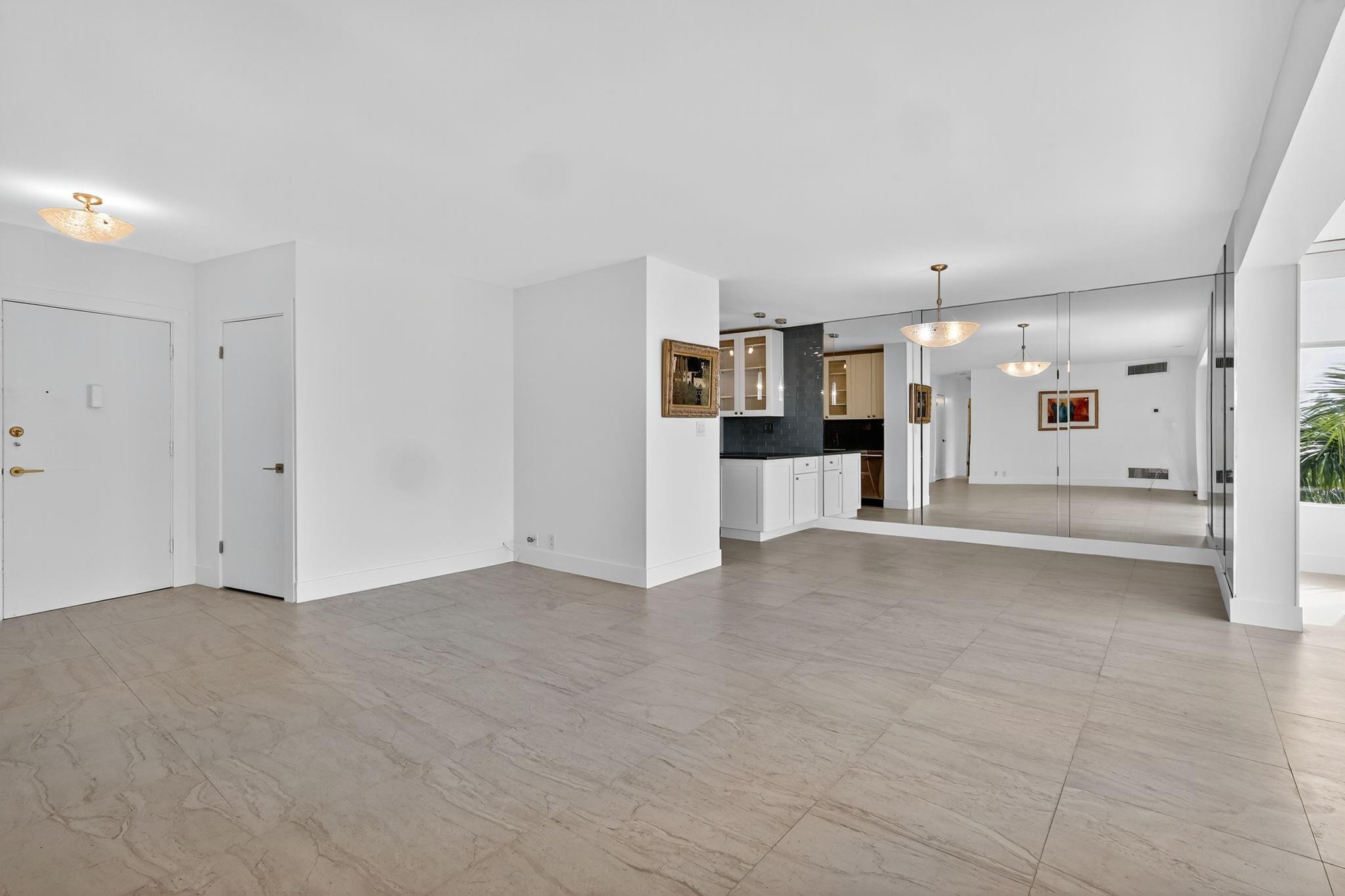 PALM BEACH TOWERS - Residential