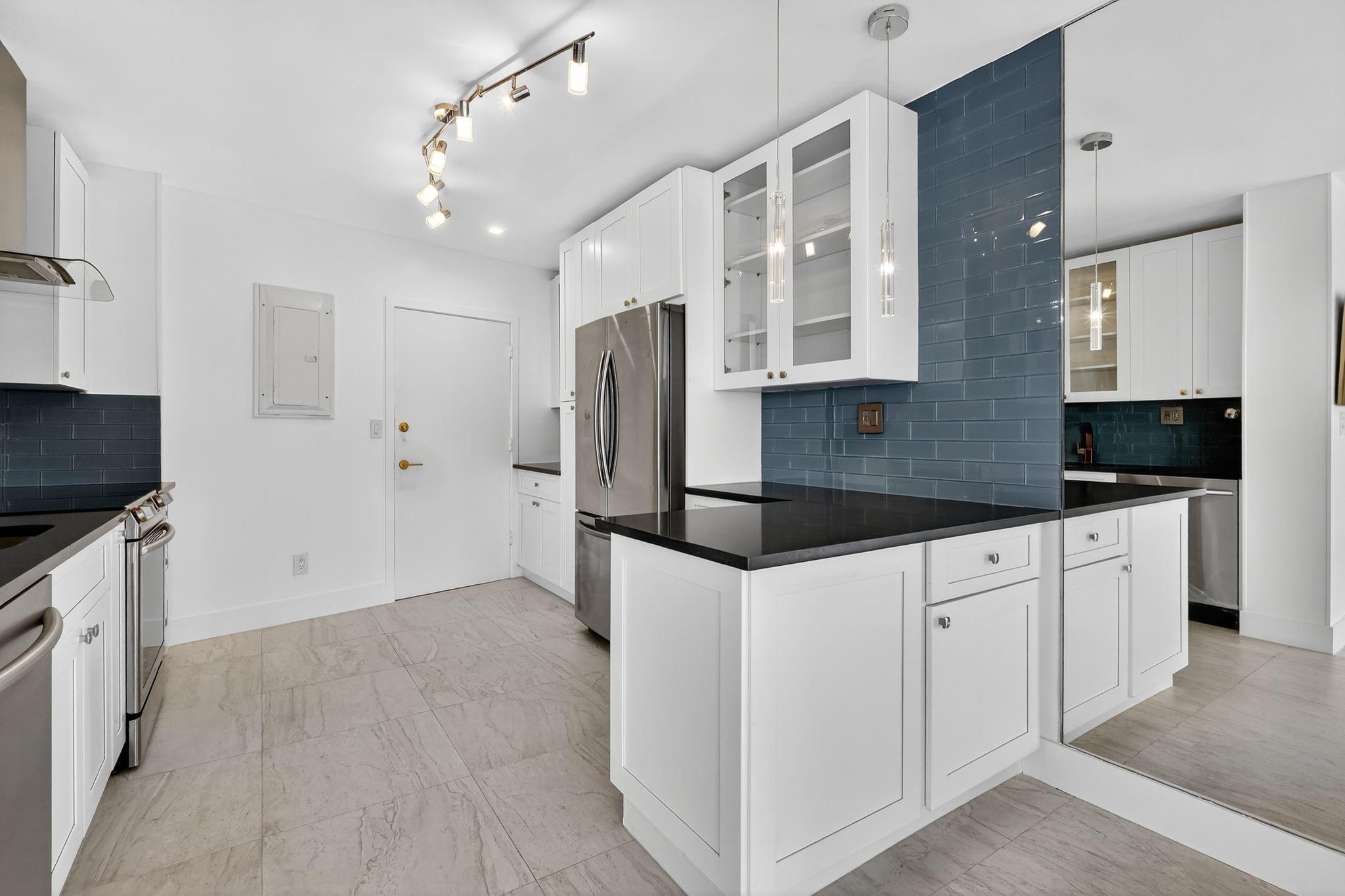 PALM BEACH TOWERS - Residential