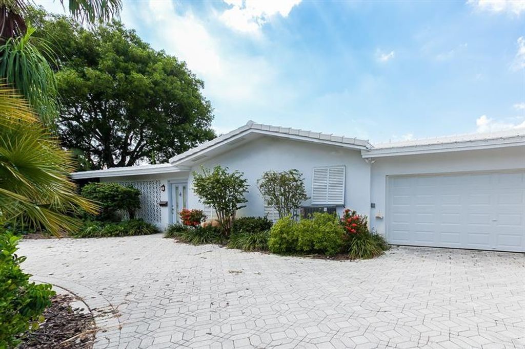 Photo of 2108 NE 44th Street, Fort Lauderdale, FL 33308 (MLS # B26011886)