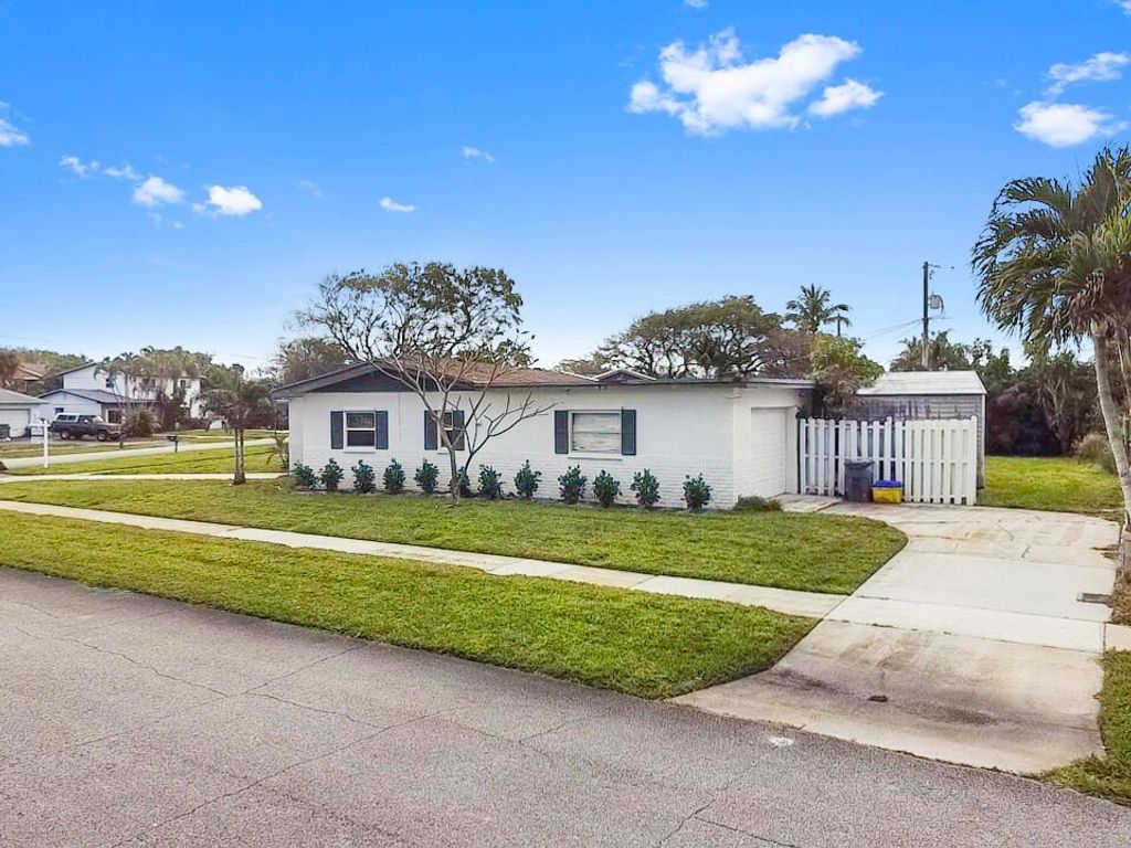 Photo of 64 Willow Road, Tequesta, FL 33469 (MLS # R10947230)