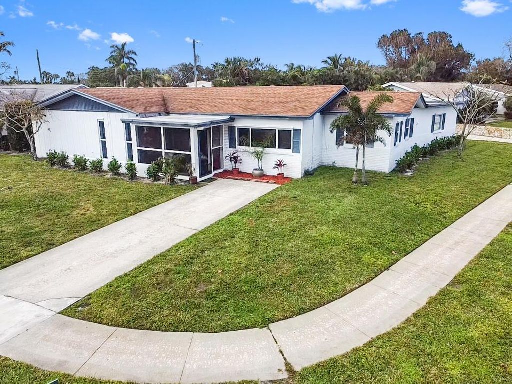 Photo of 64 Willow Road, Tequesta, FL 33469 (MLS # R10947230)