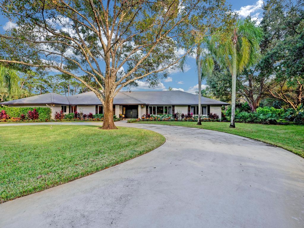 Photo of 19810 Queenswood Drive, Jupiter, FL 33458 (MLS # R10932845)