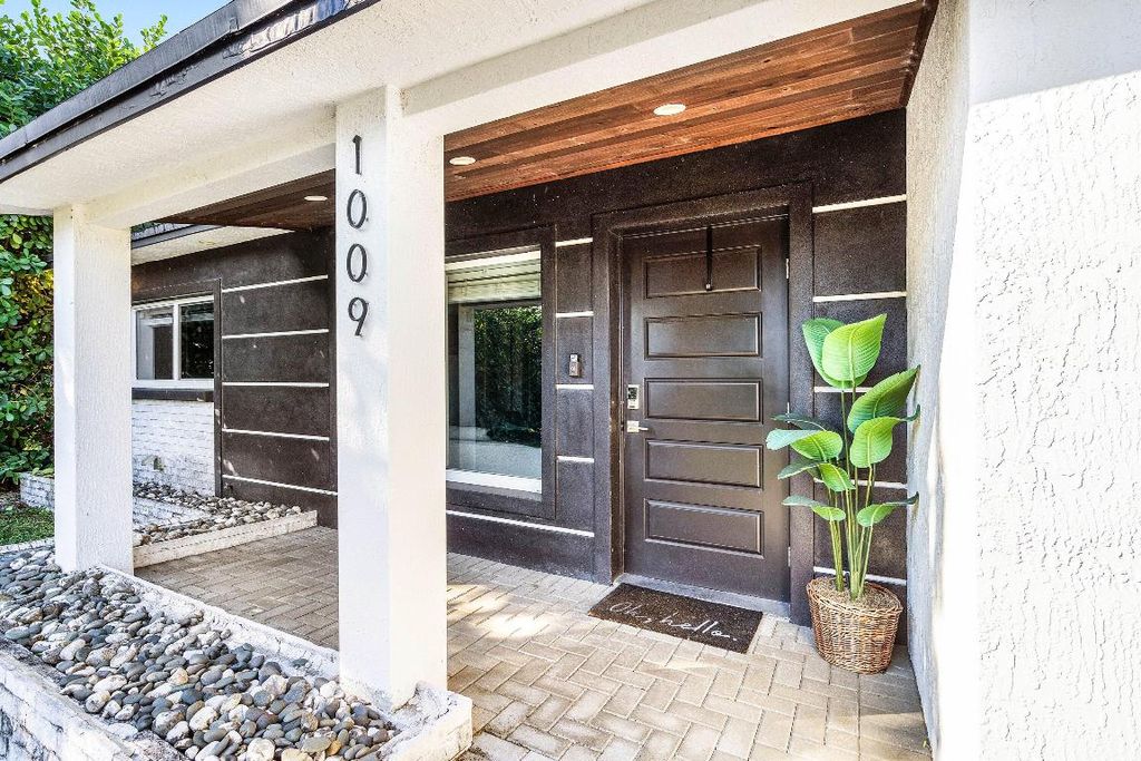 Photo of 1009 NW 8th Street, Boynton Beach, FL 33426 (MLS # R11150188)