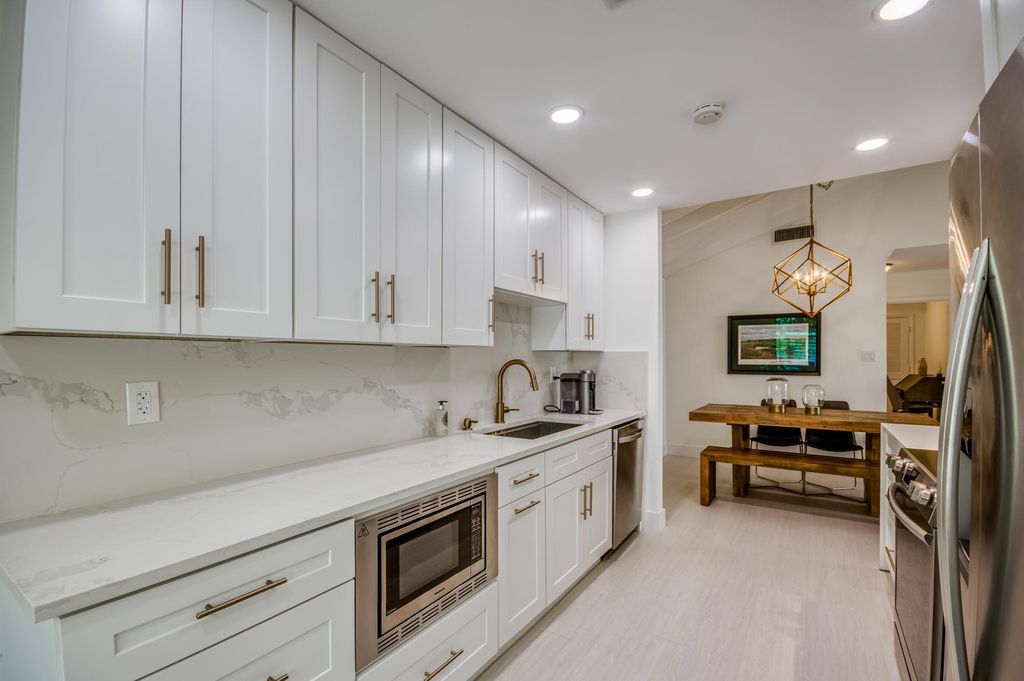 Photo of 15 Ironwood Way N, Palm Beach Gardens, FL 33418 (MLS # R11073158)