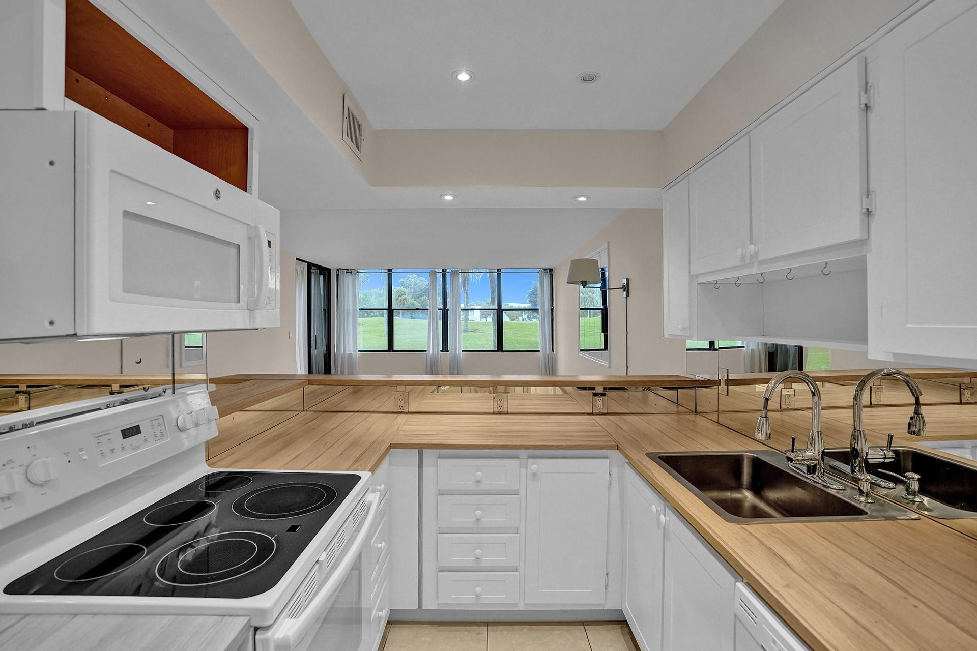 COUNTRY CLUB APTS AT - Residential Lease
