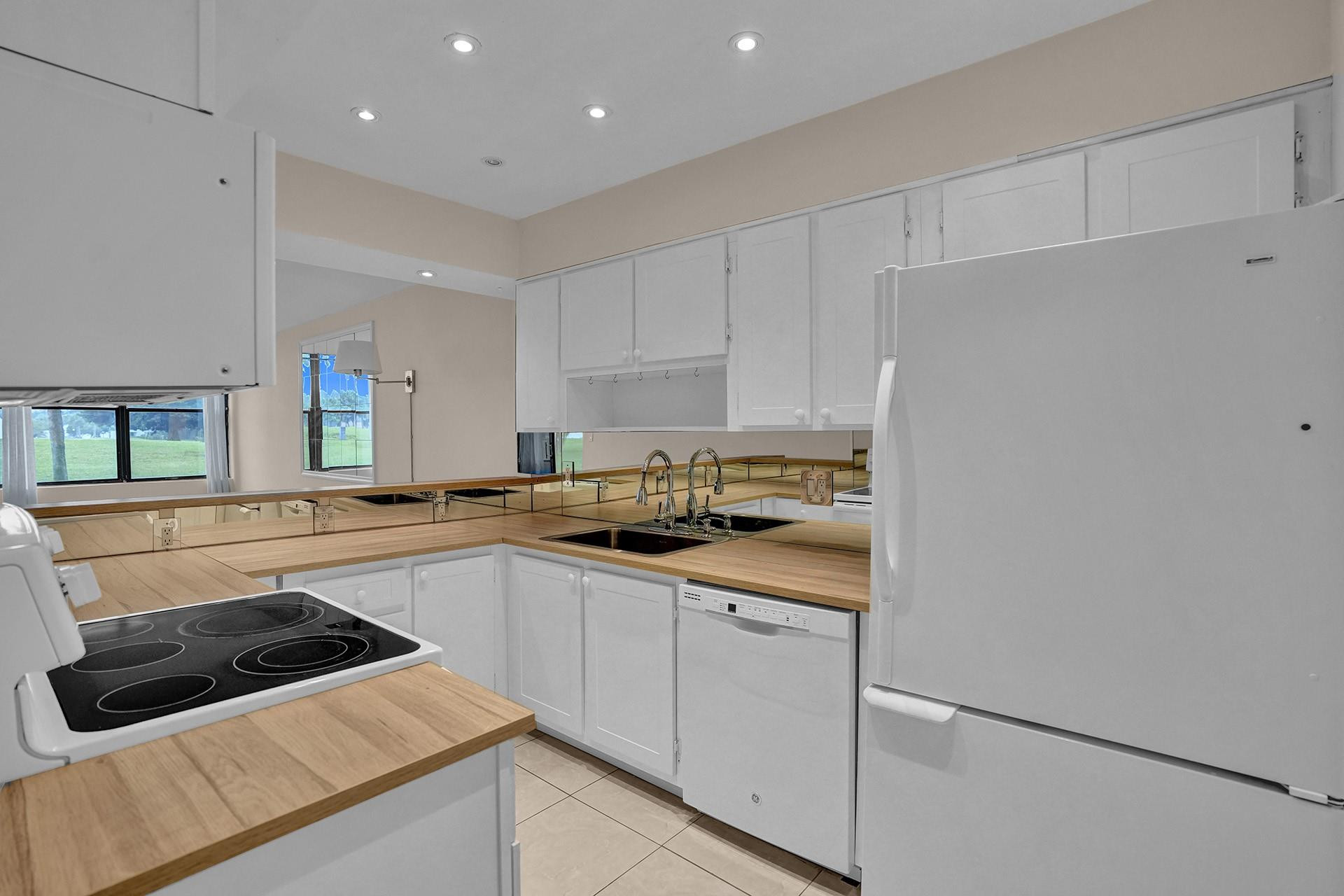 COUNTRY CLUB APTS AT - Residential Lease