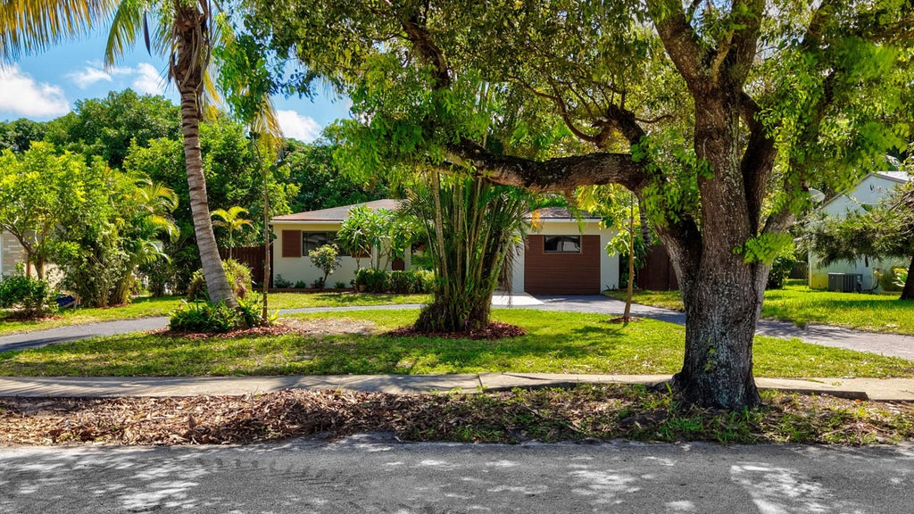 Photo of 2638 ADAMS Street, Hollywood, FL 33020 (MLS # B26090266)