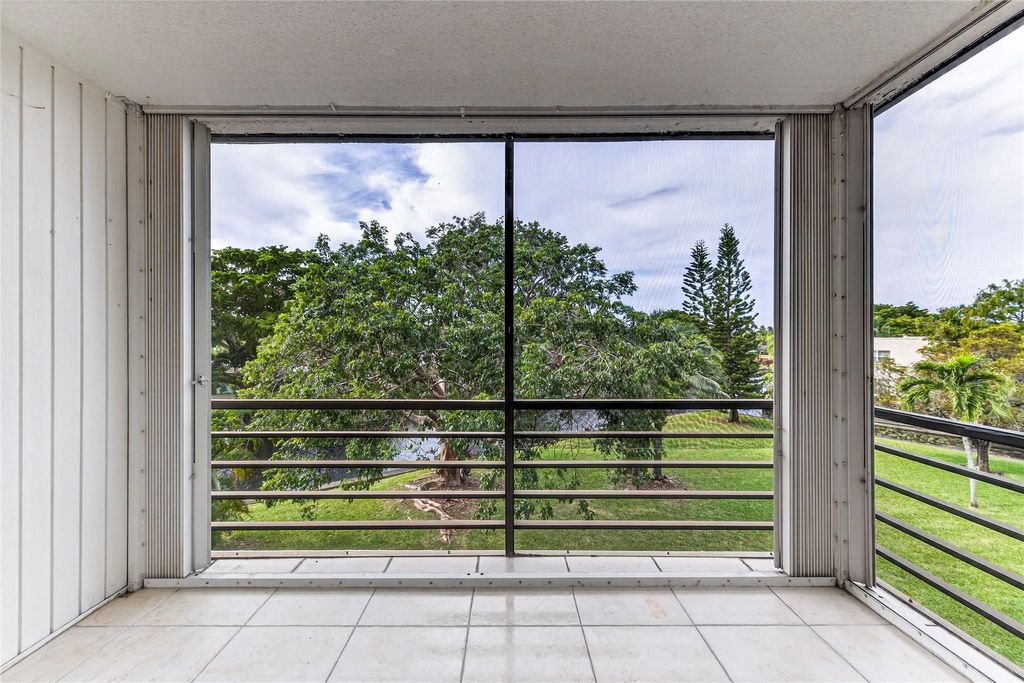 Photo of 112 Royal Park Drive #3d, Oakland Park, FL 33309 (MLS # F10533597)