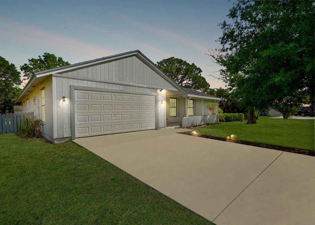 Photo of 18375 Oak Leaf Court, Jupiter, FL 33458 (MLS # R11080825)