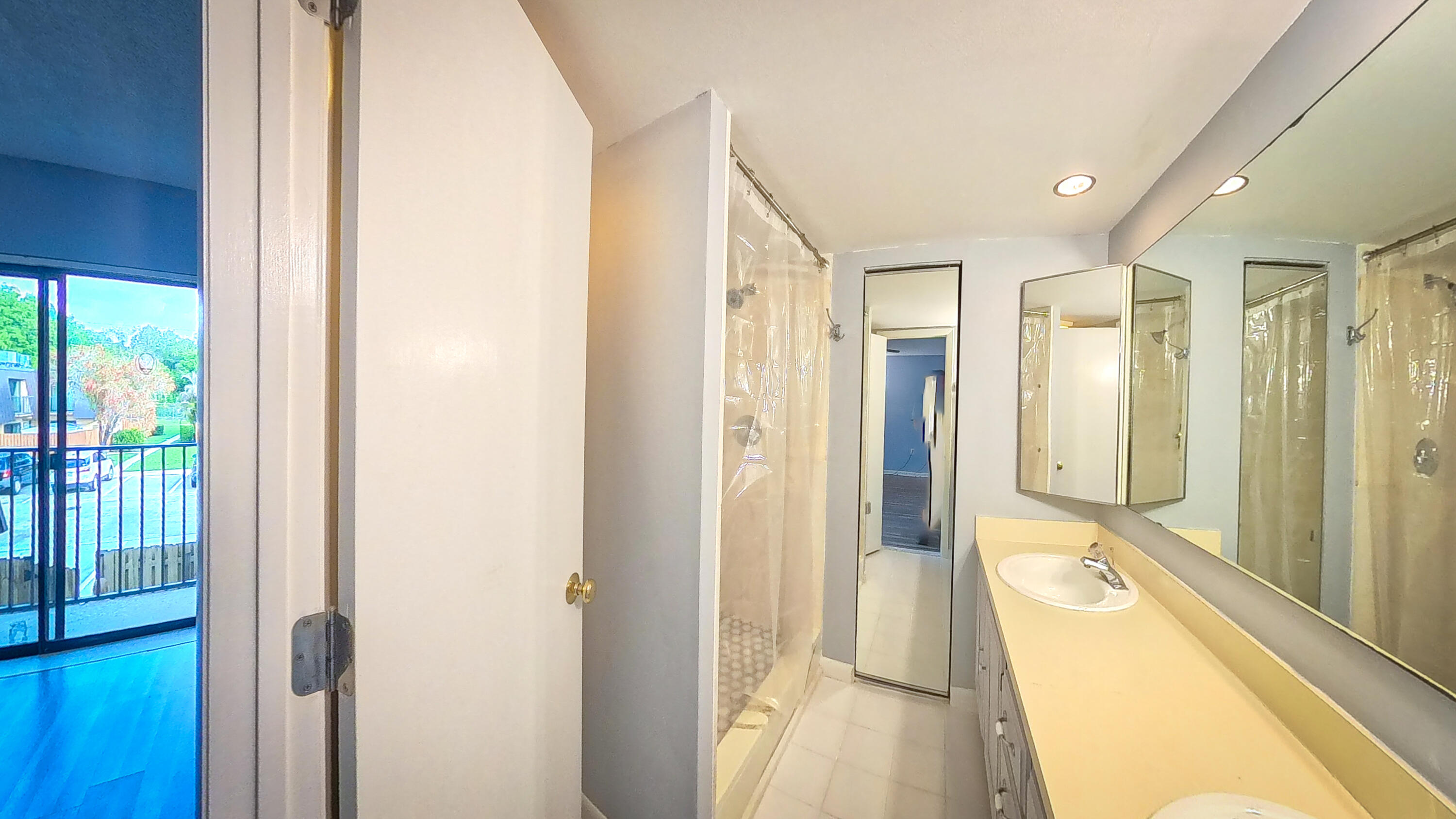 EMERALD LAKES - Residential