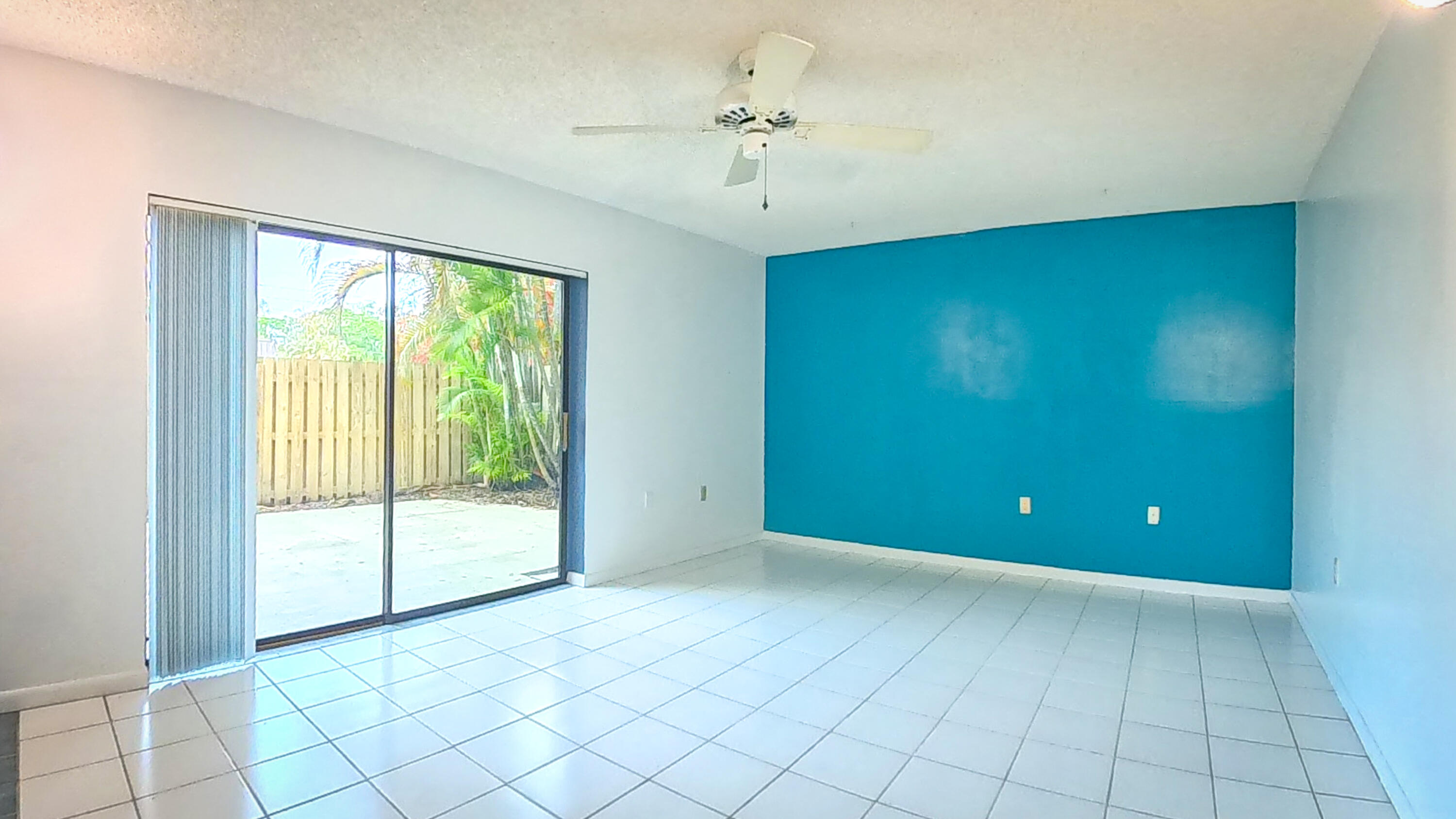 EMERALD LAKES - Residential