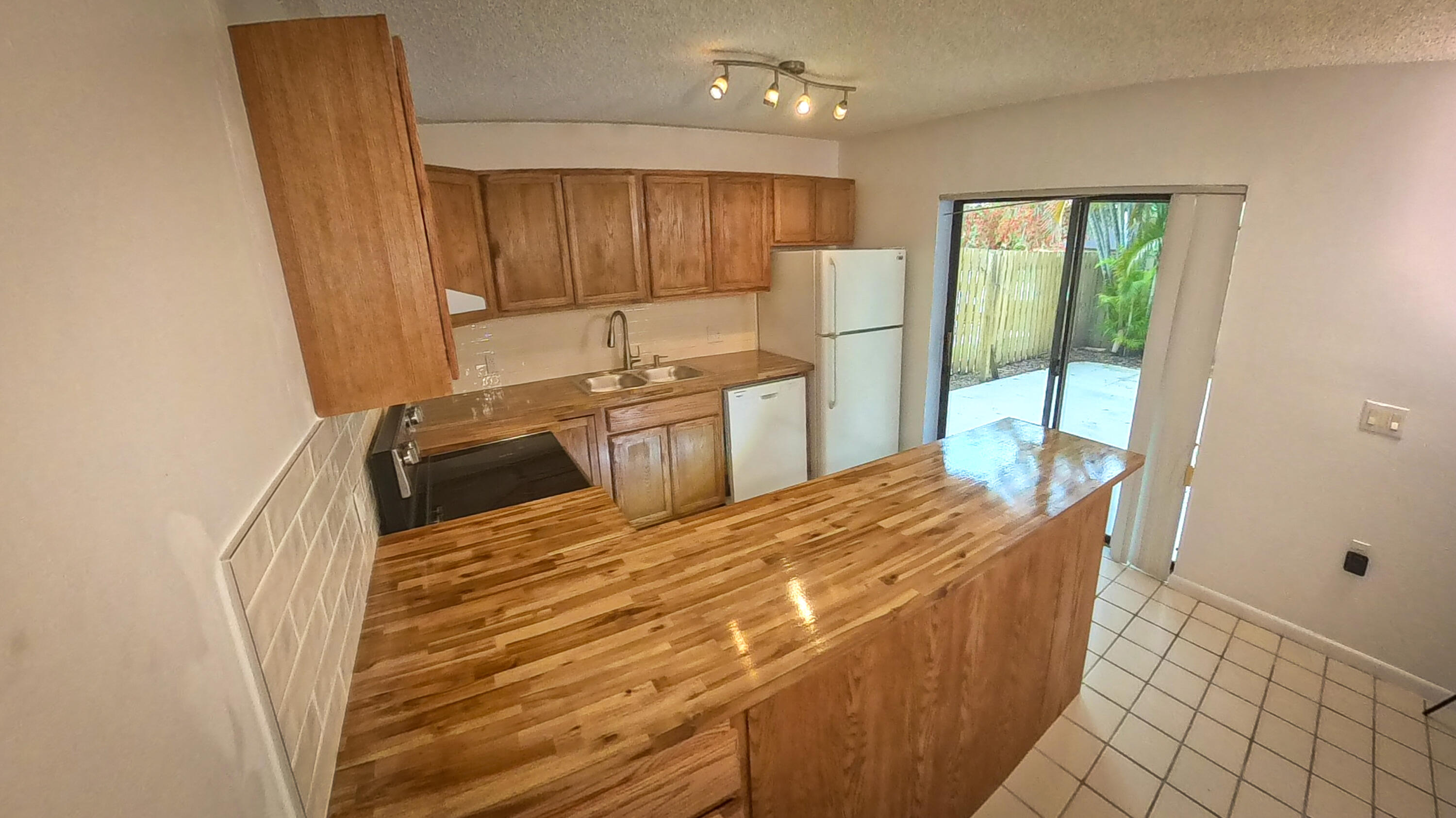 EMERALD LAKES - Residential