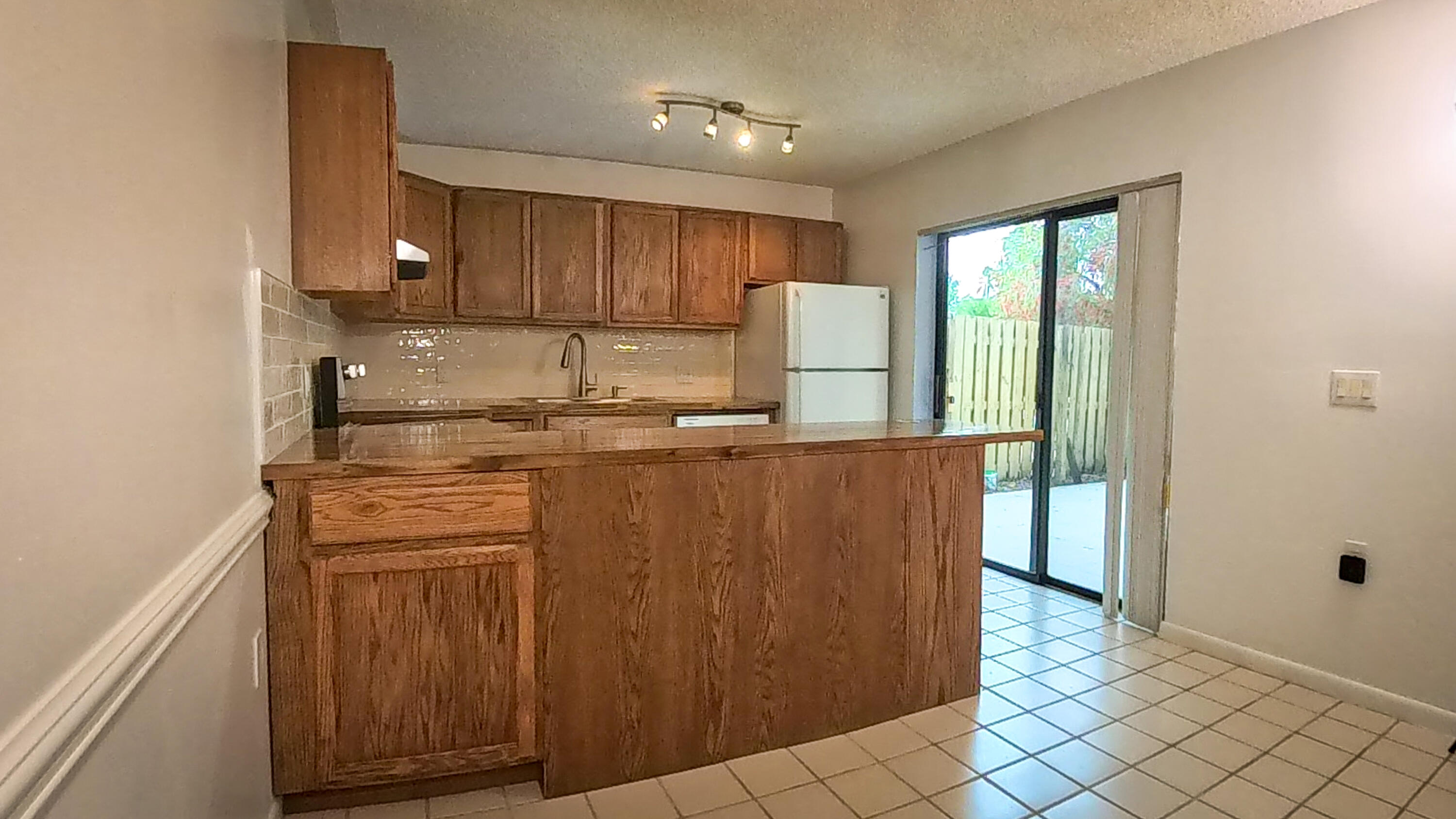 EMERALD LAKES - Residential