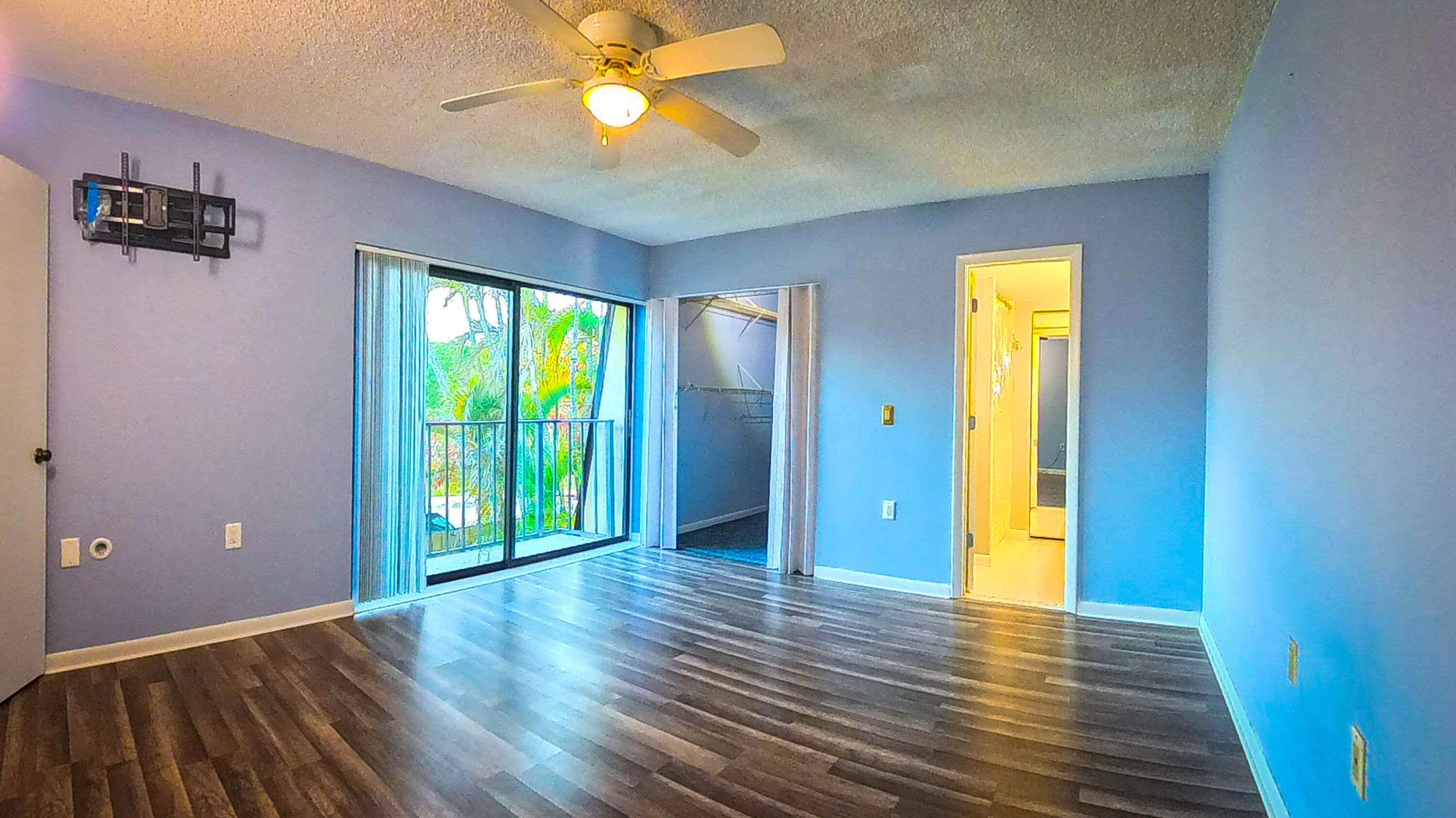 EMERALD LAKES - Residential