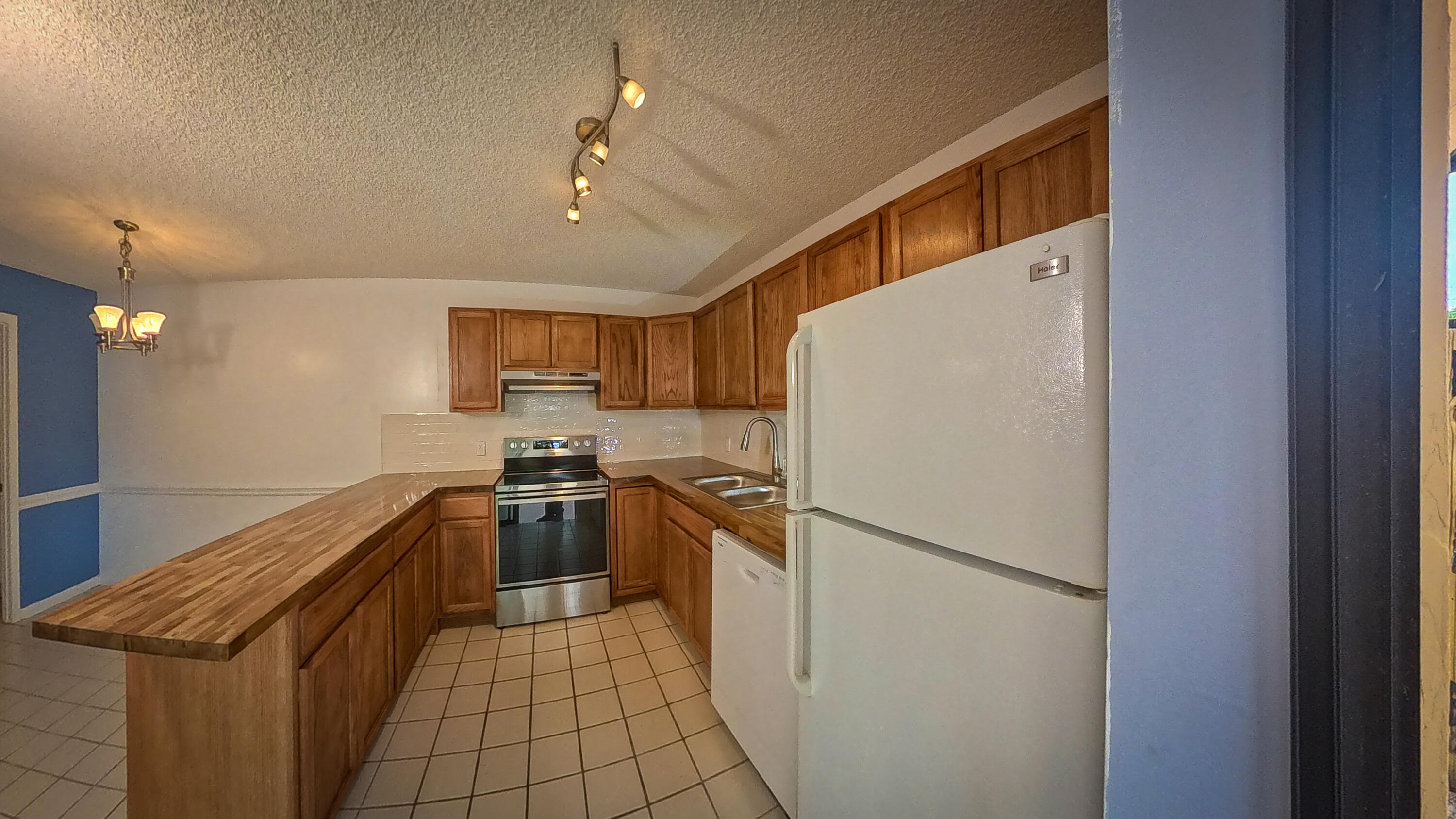 EMERALD LAKES - Residential