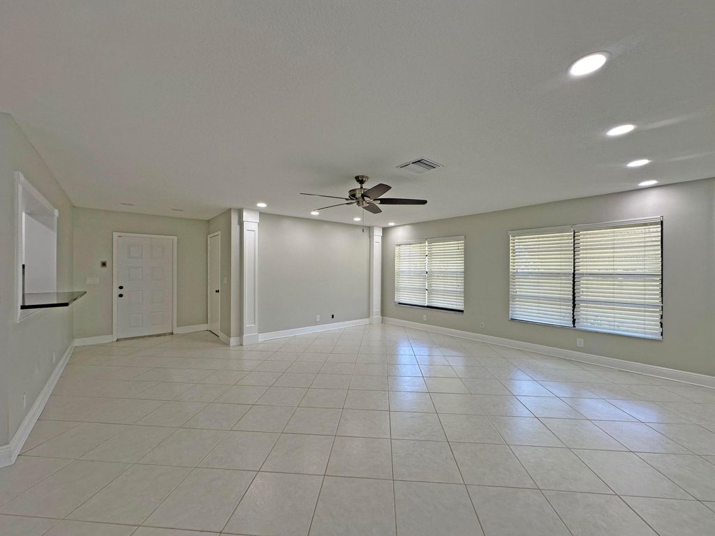 Photo of 1700 N Dovetail Drive #E, Fort Pierce, FL 34982 (MLS # R10984339)