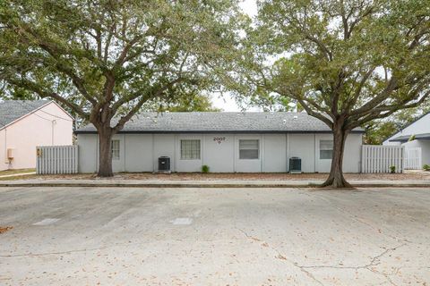 Photo of 2007 Oleander Boulevard #B, Fort Pierce, FL 34950 (MLS # R11154102)
