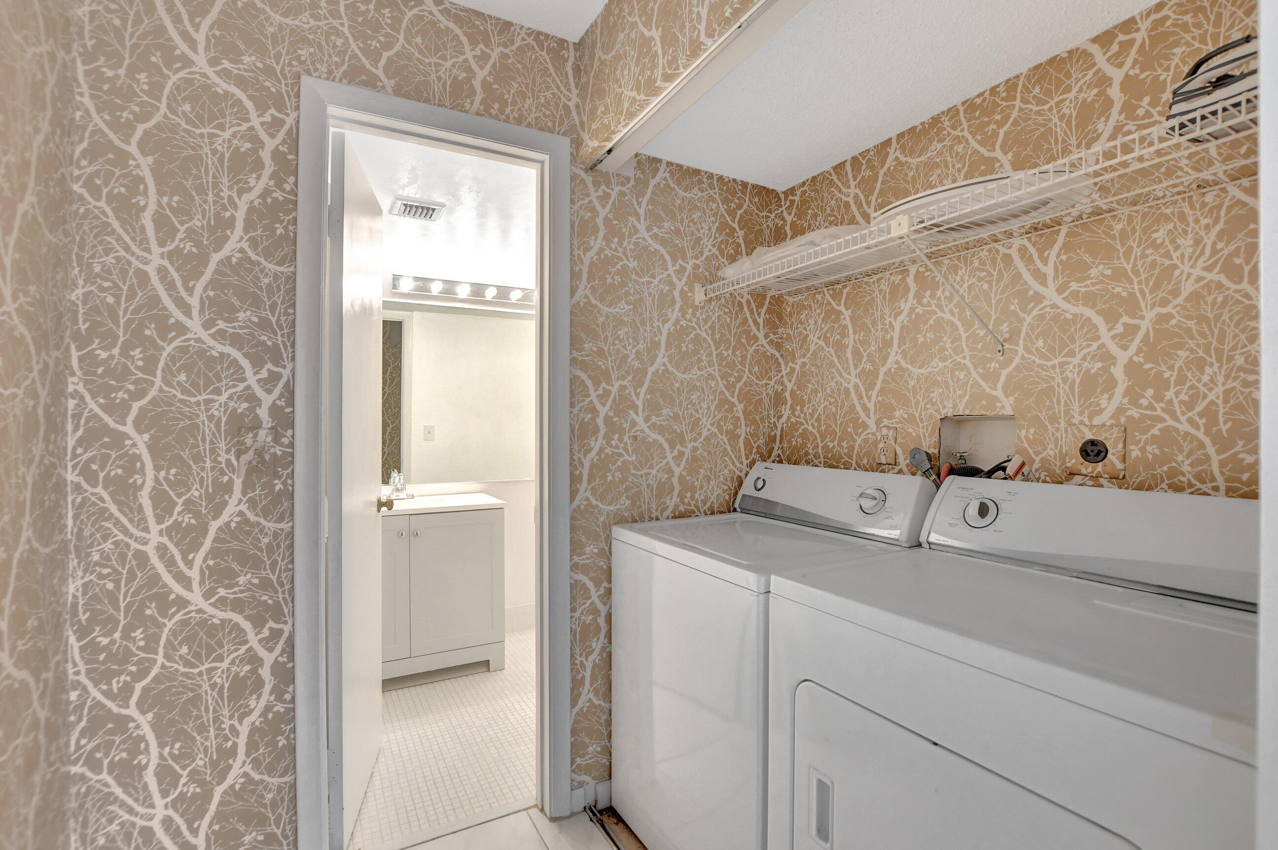GREEN LAKES CONDO 1 THRU 21 OR3248P1 - Residential