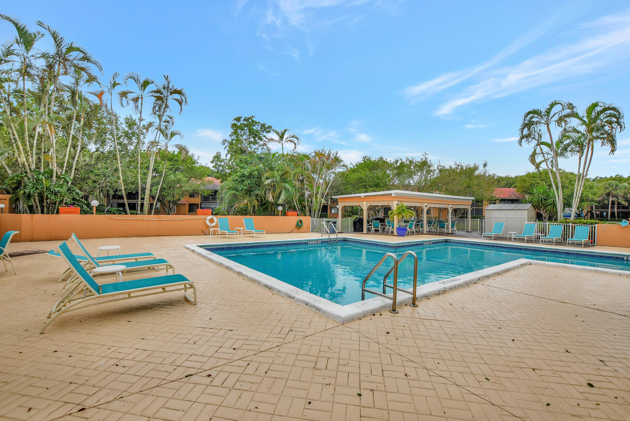GREEN LAKES CONDO 1 THRU 21 OR3248P1 - Residential
