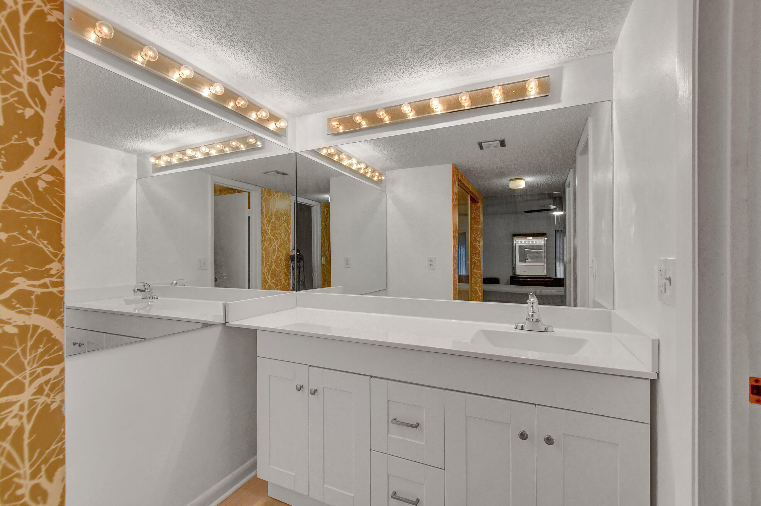 GREEN LAKES CONDO 1 THRU 21 OR3248P1 - Residential