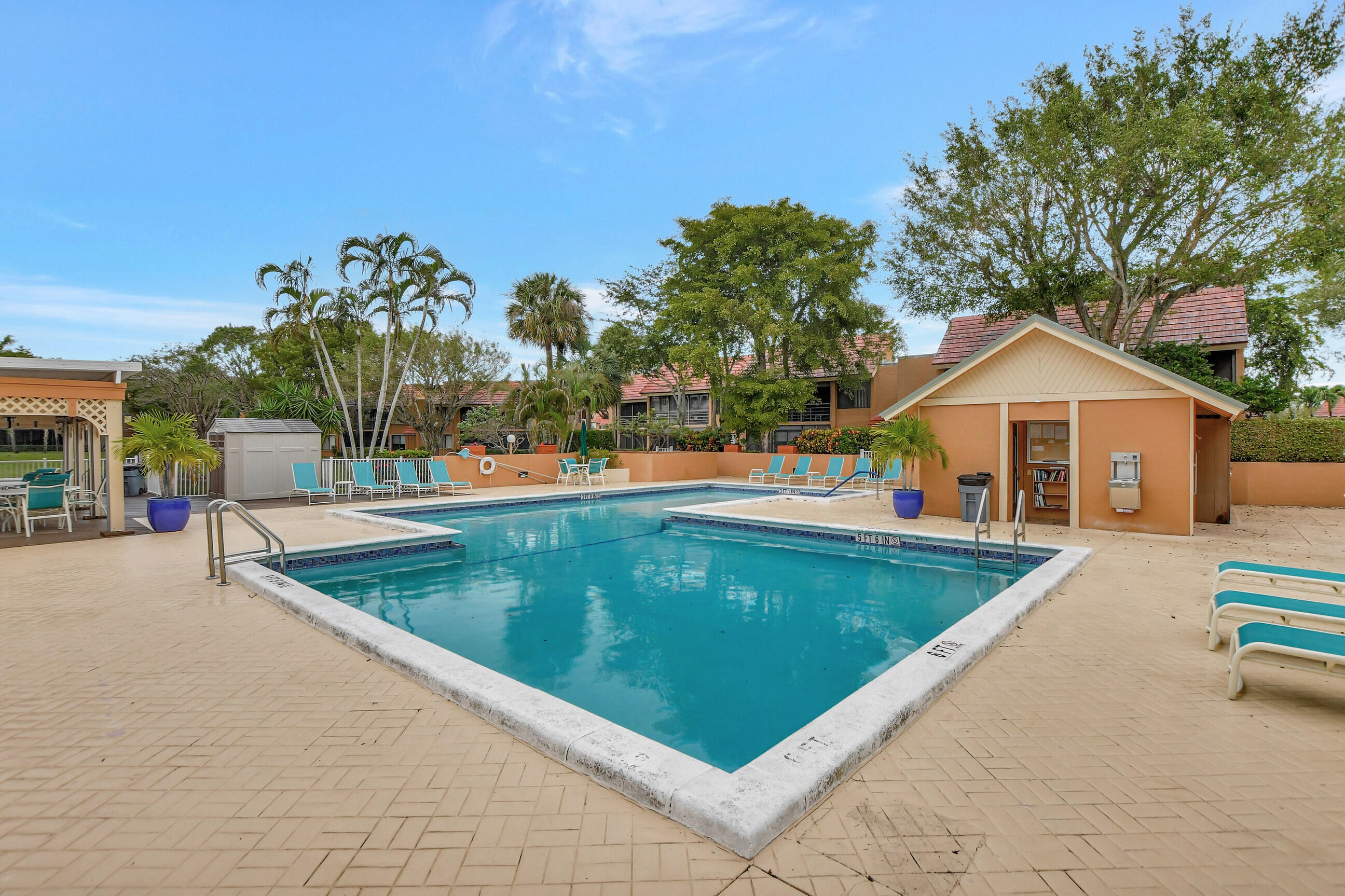 GREEN LAKES CONDO 1 THRU 21 OR3248P1 - Residential