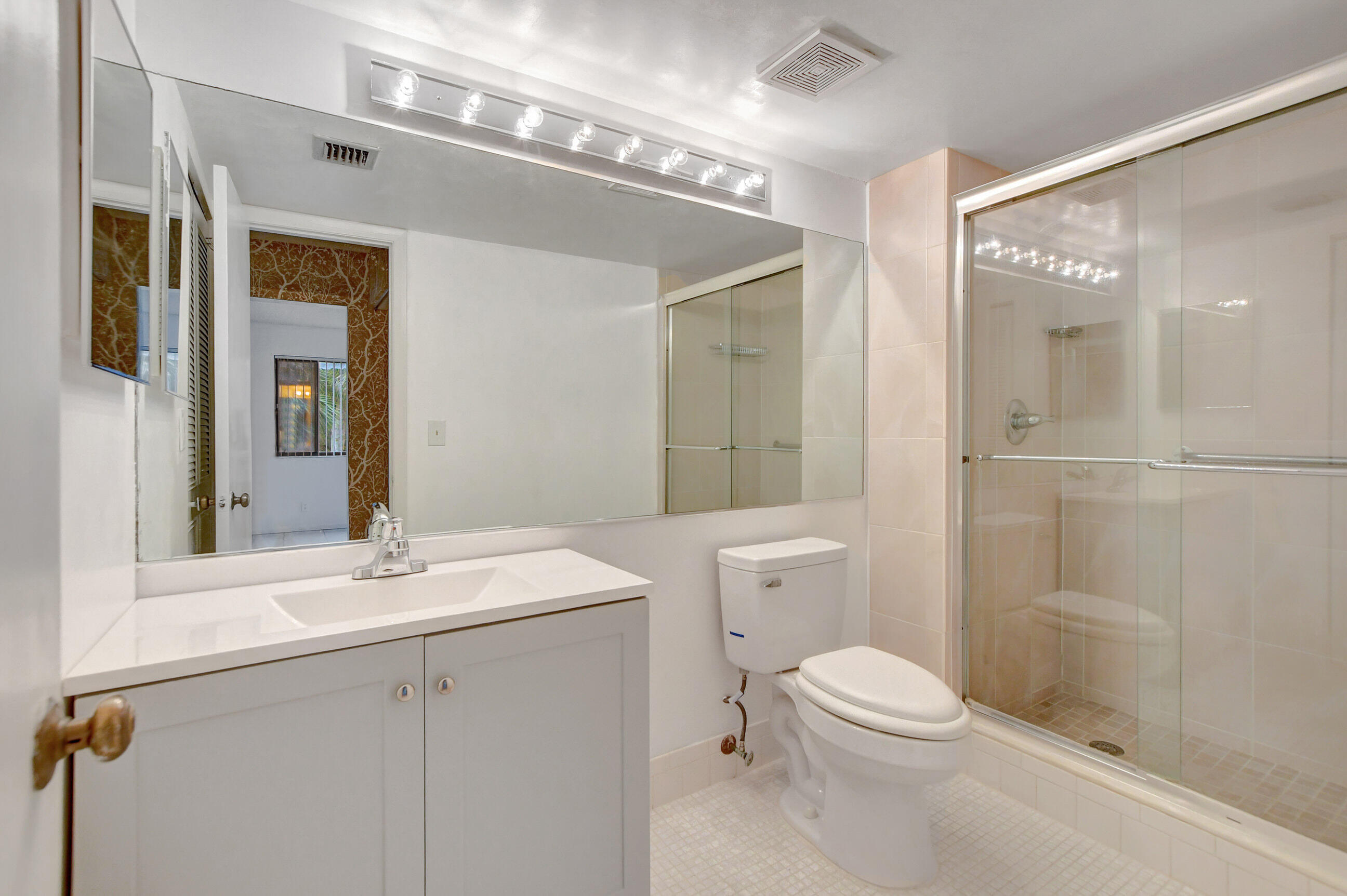 GREEN LAKES CONDO 1 THRU 21 OR3248P1 - Residential