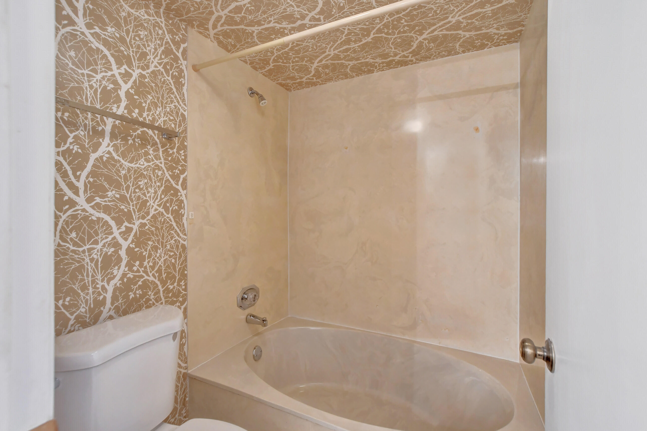 GREEN LAKES CONDO 1 THRU 21 OR3248P1 - Residential