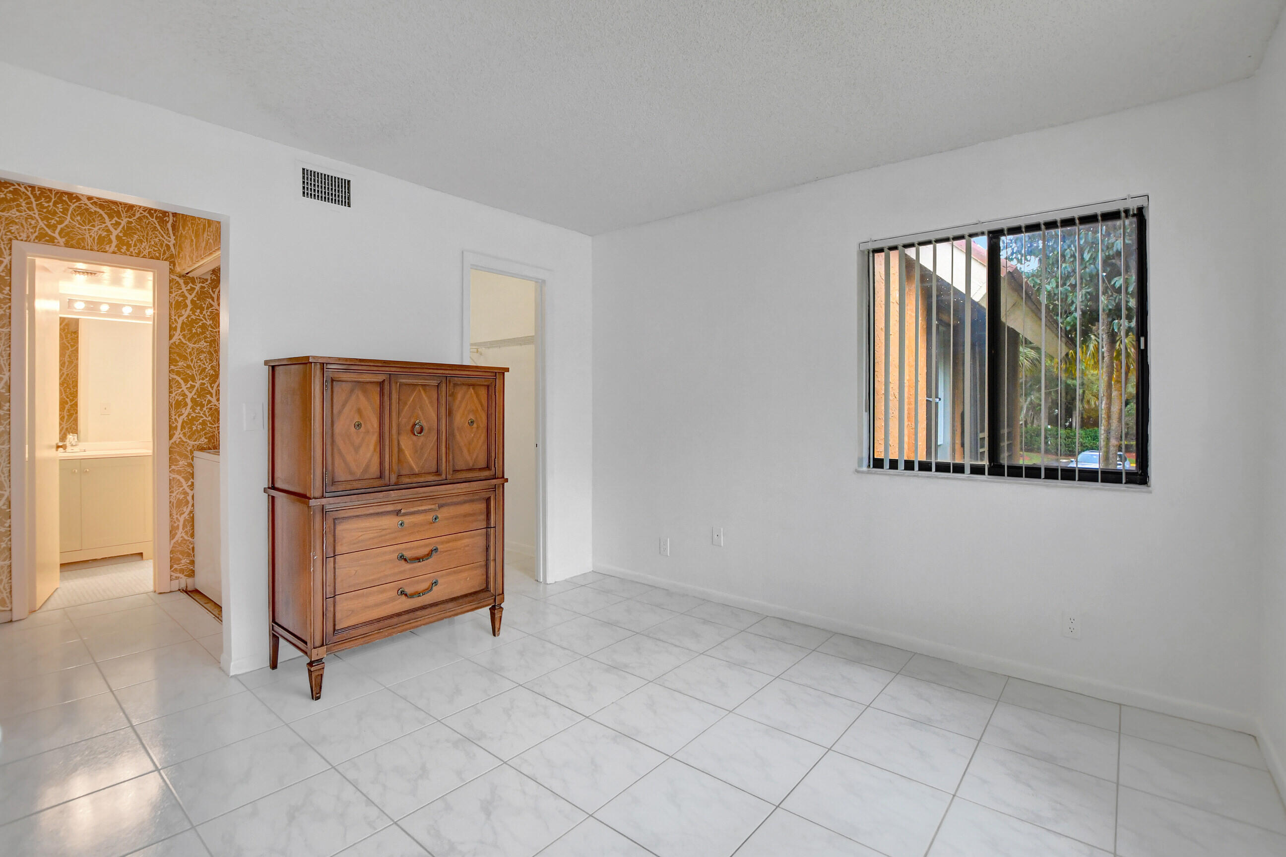 GREEN LAKES CONDO 1 THRU 21 OR3248P1 - Residential