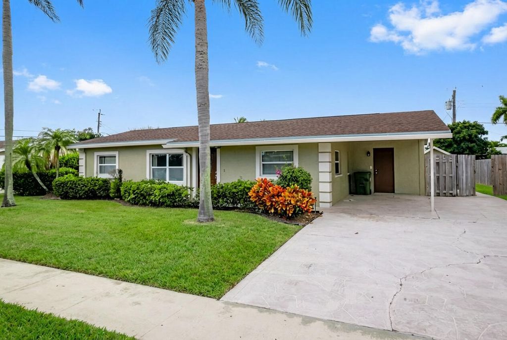 Photo of 425 Palo Alto Drive, Lake Worth, FL 33461 (MLS # R11165890)