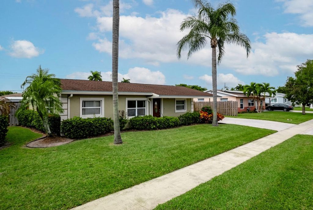 Photo of 425 Palo Alto Drive, Lake Worth, FL 33461 (MLS # R11165890)