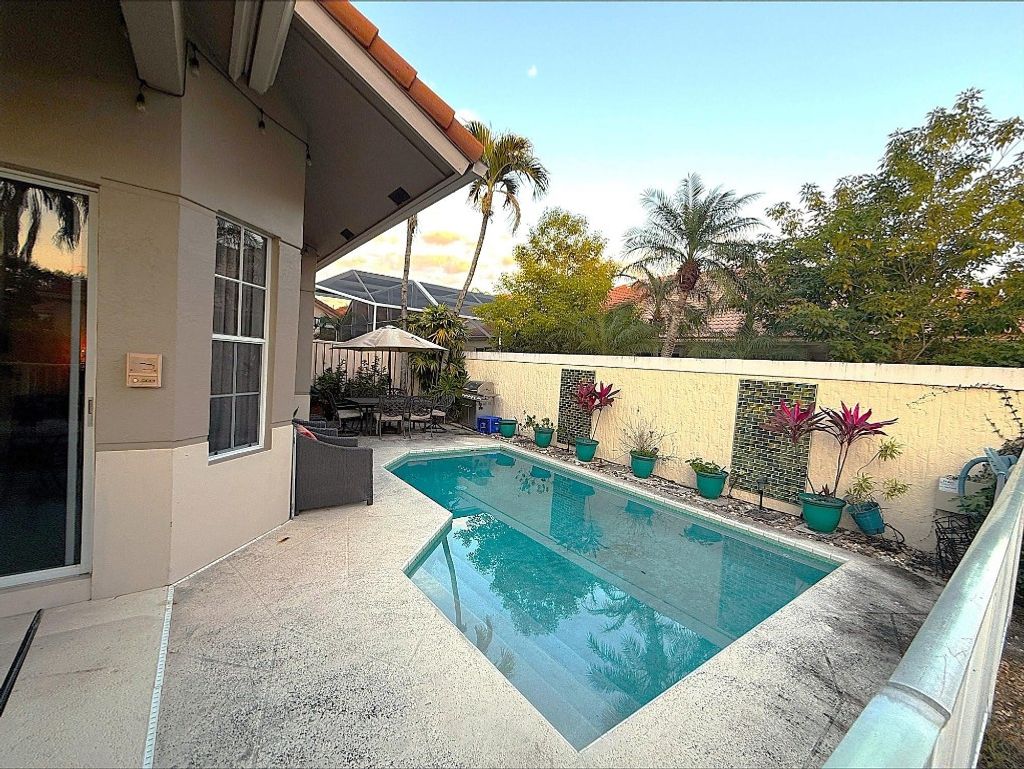 Photo of 32 Monterey Pointe Drive #32, Palm Beach Gardens, FL 33418 (MLS # F10548086)