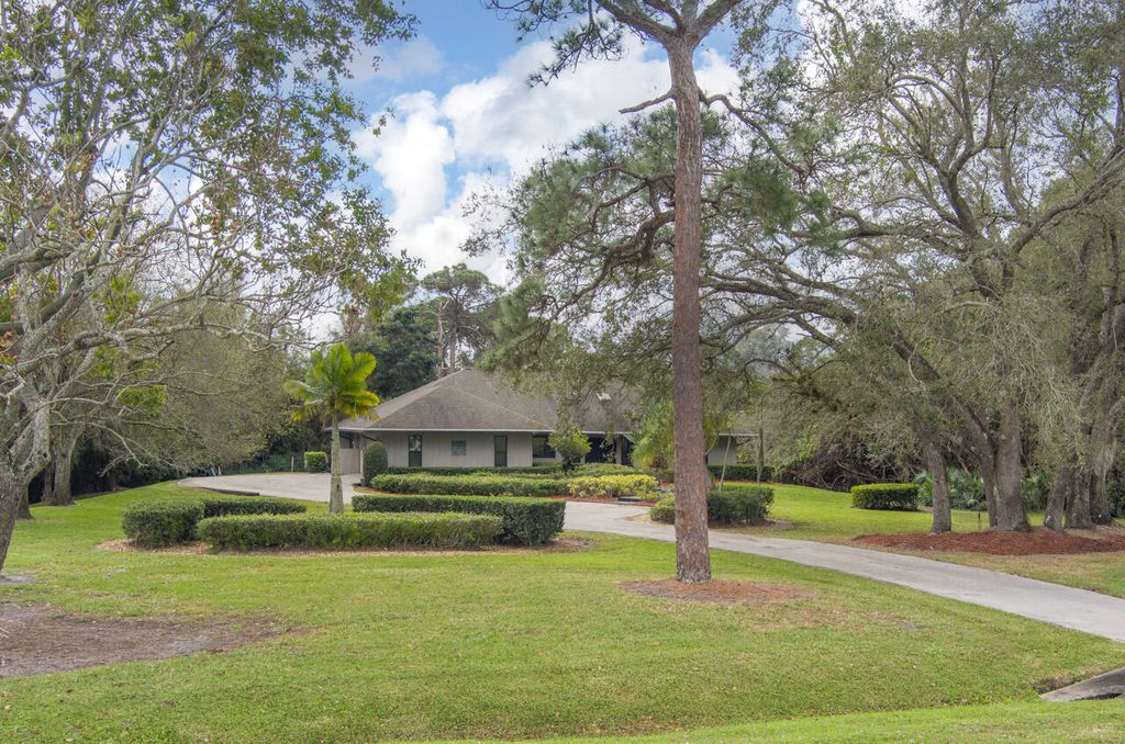 Photo of 1634 SW Saint Andrews Drive, Palm City, FL 34990 (MLS # R10948758)