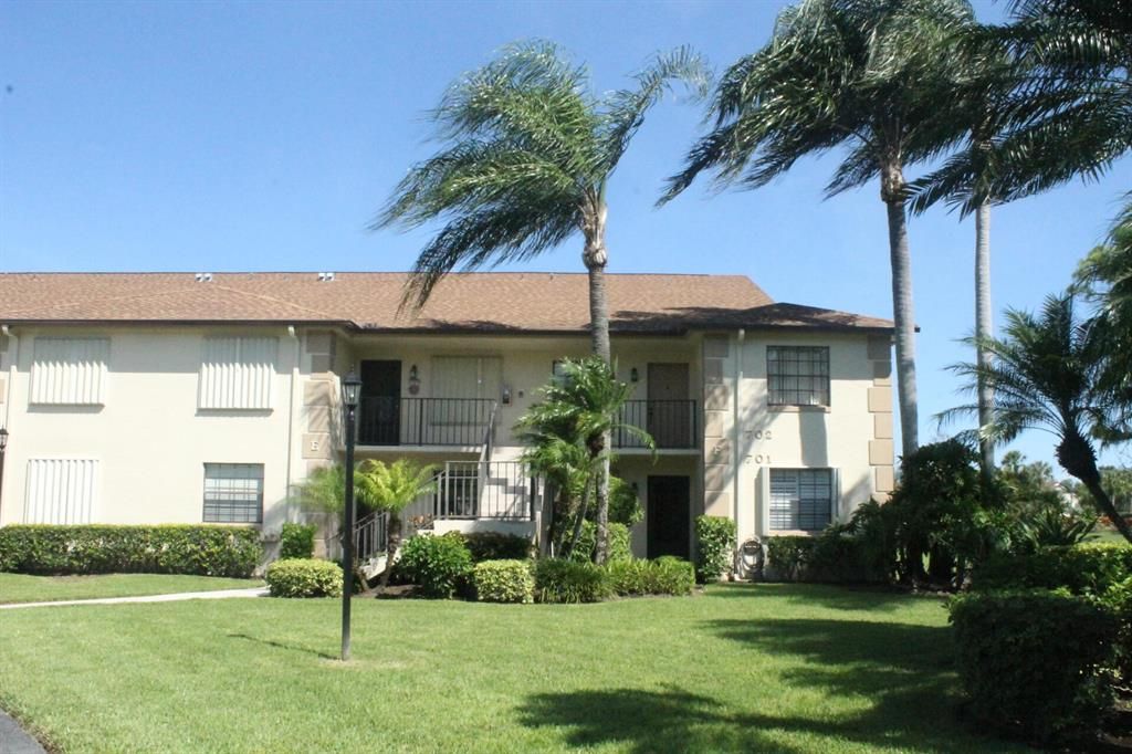 Photo of 702 Pinecrest Circle #E, Jupiter, FL 33458 (MLS # R10839170)