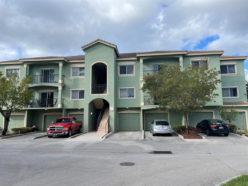 Beautiful 3/2 Condo Located in Royal Palm Beach minutes away from Wellington, close to great Shopping Centers, restaurants and great Schools. Dont miss this opportunity