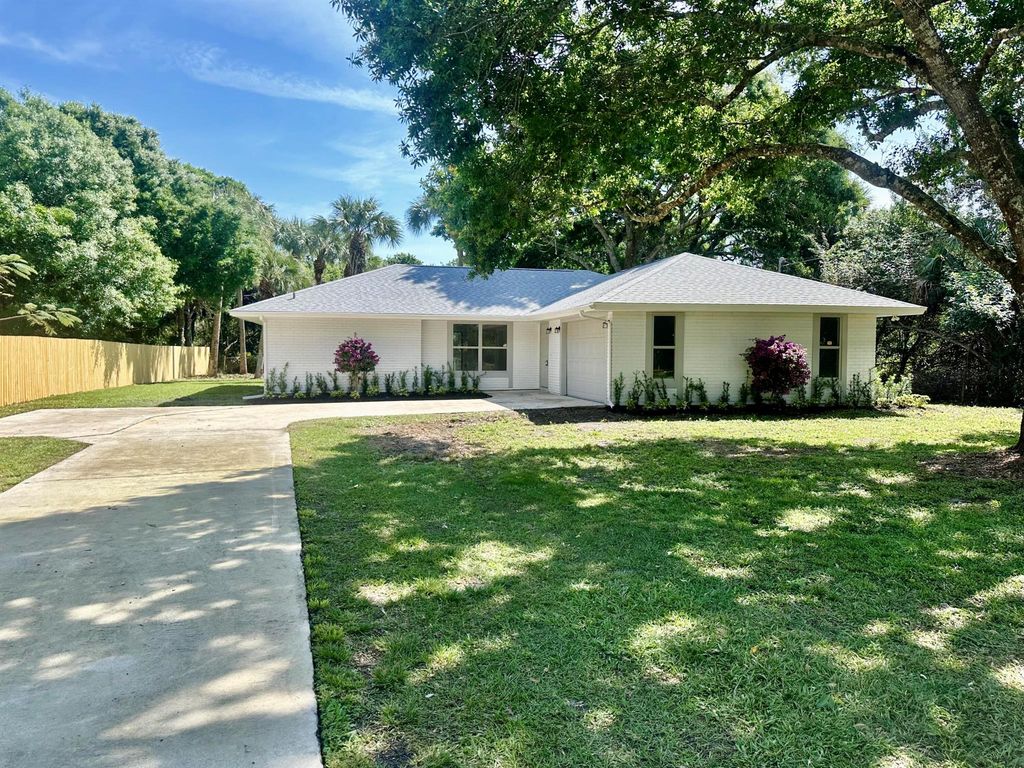 Photo of 904 S 37th Street, Fort Pierce, FL 34947 (MLS # R10967842)