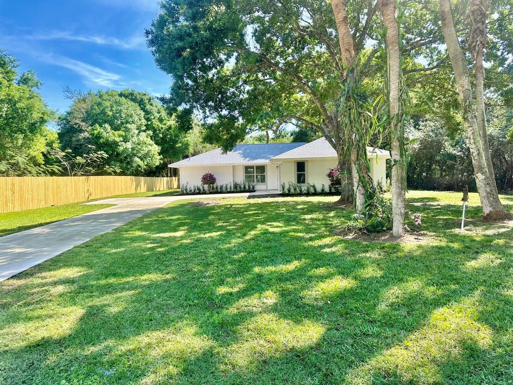 Photo of 904 S 37th Street, Fort Pierce, FL 34947 (MLS # R10967842)